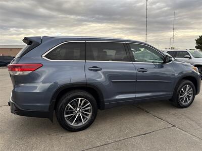 2017 Toyota Highlander XLE   - Photo 8 - South Sioux City, NE 68776