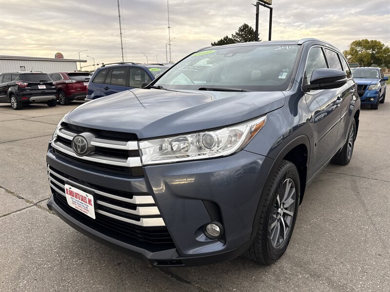 2017 Toyota Highlander XLE   - Photo 1 - South Sioux City, NE 68776