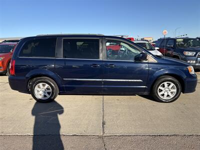 2013 Chrysler Town and Country Touring   - Photo 10 - South Sioux City, NE 68776