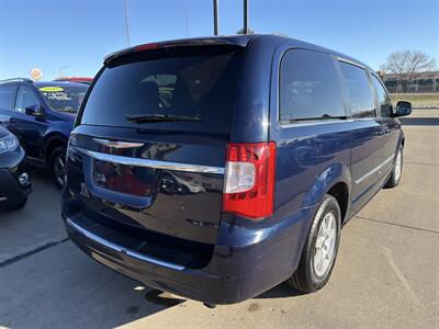 2013 Chrysler Town and Country Touring   - Photo 9 - South Sioux City, NE 68776