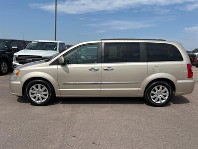 2015 Chrysler Town & Country Touring   - Photo 2 - South Sioux City, NE 68776