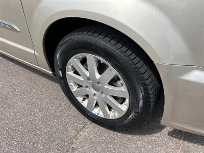 2015 Chrysler Town & Country Touring   - Photo 9 - South Sioux City, NE 68776
