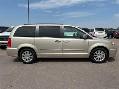 2015 Chrysler Town & Country Touring   - Photo 6 - South Sioux City, NE 68776