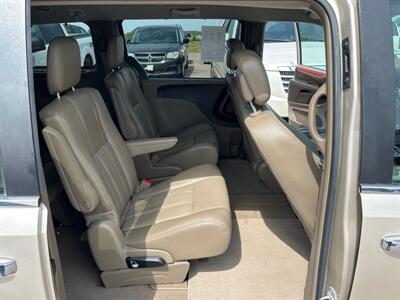 2015 Chrysler Town & Country Touring   - Photo 17 - South Sioux City, NE 68776