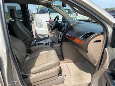 2015 Chrysler Town & Country Touring   - Photo 18 - South Sioux City, NE 68776