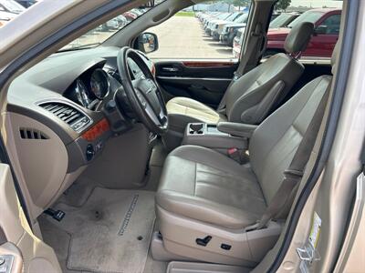 2015 Chrysler Town & Country Touring   - Photo 10 - South Sioux City, NE 68776