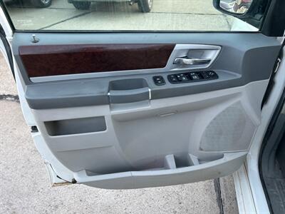 2010 Chrysler Town & Country Touring   - Photo 11 - South Sioux City, NE 68776