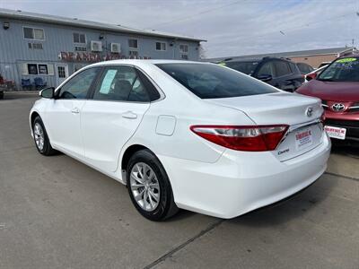 2015 Toyota Camry LE   - Photo 3 - South Sioux City, NE 68776