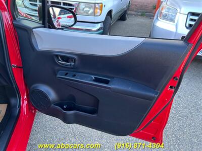 2013 Toyota Yaris 5-Door LE   - Photo 8 - Lincoln, CA 95648