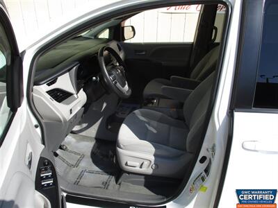 2018 Toyota Sienna LE 8-Passenger   - Photo 10 - Dartmouth, MA 02748