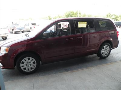 2017 Dodge Grand Caravan SE   - Photo 2 - Chandler, IN 47610