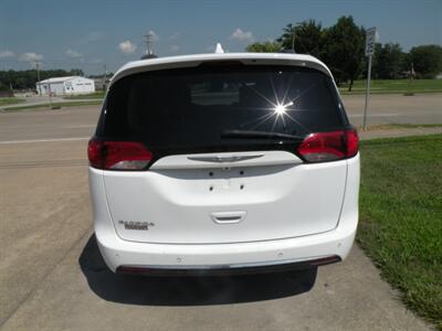 2017 Chrysler Pacifica Touring-L Plus   - Photo 2 - Chandler, IN 47610