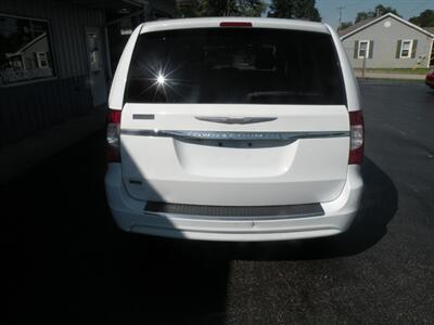 2016 Chrysler Town & Country Touring   - Photo 6 - Chandler, IN 47610