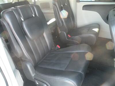 2016 Chrysler Town & Country Touring   - Photo 4 - Chandler, IN 47610