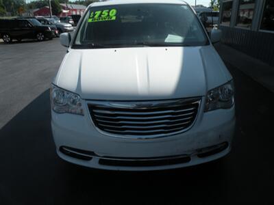 2016 Chrysler Town & Country Touring   - Photo 2 - Chandler, IN 47610
