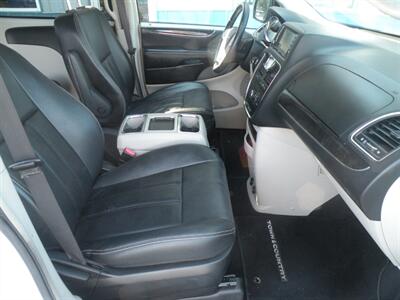2016 Chrysler Town & Country Touring   - Photo 5 - Chandler, IN 47610