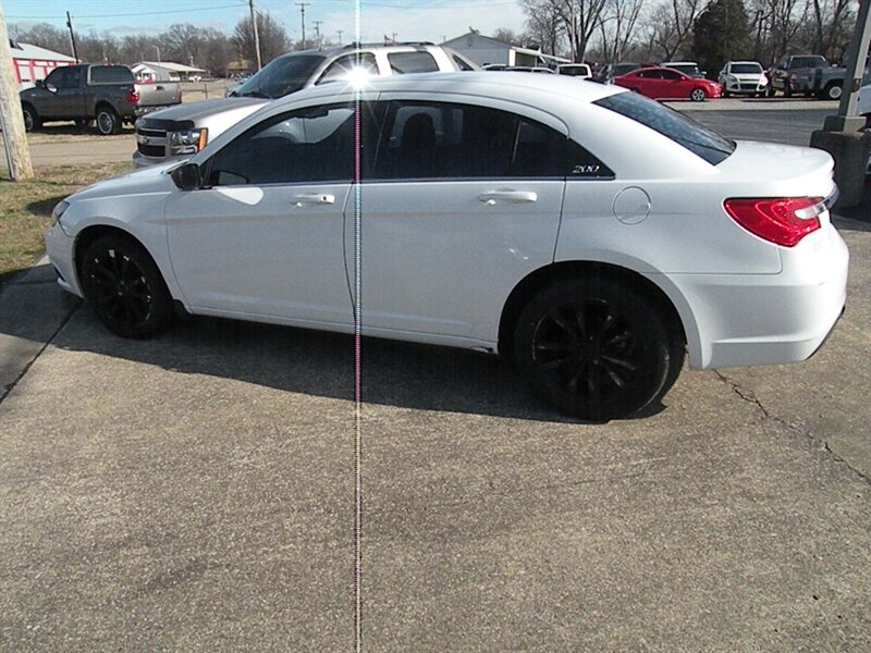 2013 Chrysler 200 Touring's photo