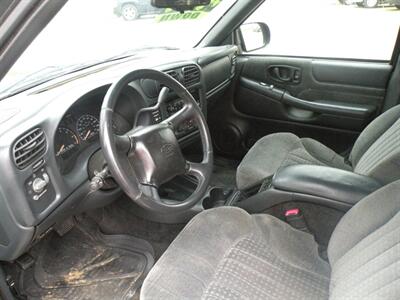 2002 Chevrolet S-10   - Photo 4 - Chandler, IN 47610