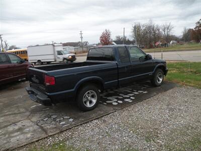2002 Chevrolet S-10   - Photo 1 - Chandler, IN 47610