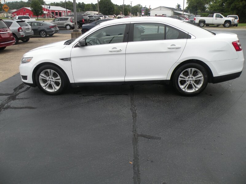 2018 Ford Taurus SE   - Photo 1 - Chandler, IN 47610