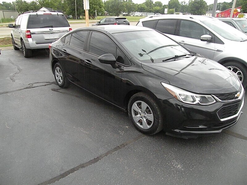 2018 Chevrolet Cruze LS Auto   - Photo 1 - Chandler, IN 47610