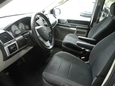 2010 Dodge Grand Caravan SXT   - Photo 4 - Chandler, IN 47610