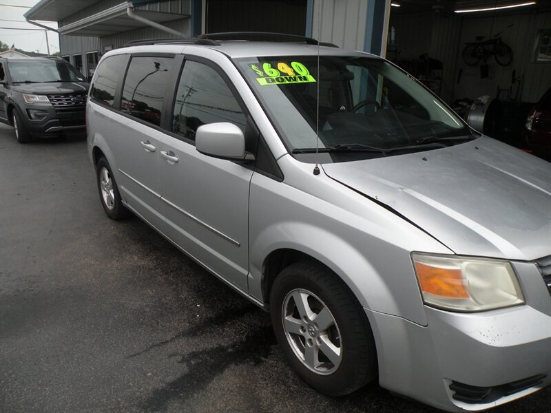 2010 Dodge Grand Caravan SXT   - Photo 1 - Chandler, IN 47610