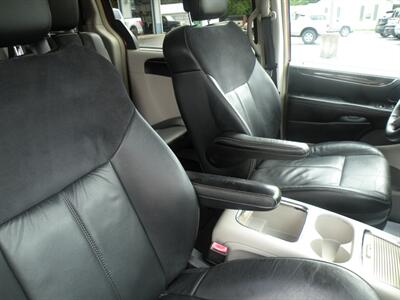 2015 Chrysler Town & Country Limited Platinum   - Photo 4 - Chandler, IN 47610