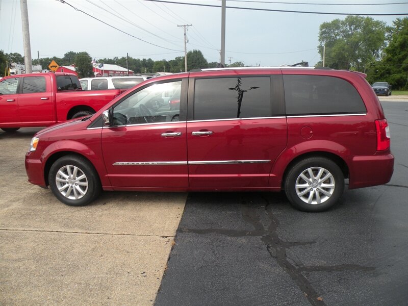 2015 Chrysler Town & Country Limited Platinum   - Photo 1 - Chandler, IN 47610