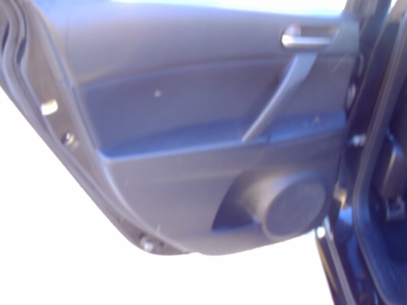 2013 Mazda MAZDA3 i Sport   - Photo 13 - Pleasant Valley, MO 64068