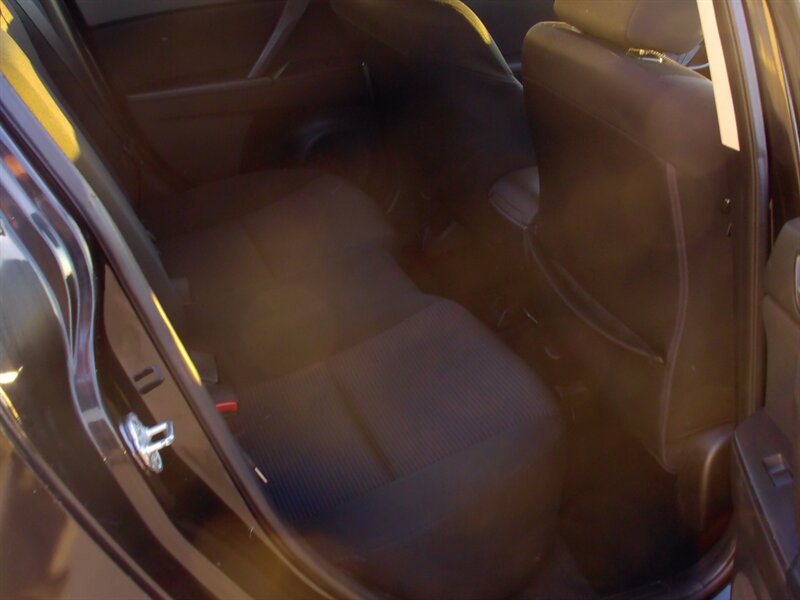 2013 Mazda MAZDA3 i Sport   - Photo 17 - Pleasant Valley, MO 64068