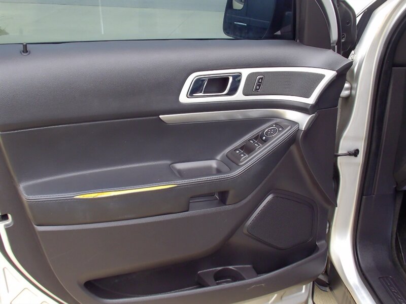 2014 Ford Explorer XLT - Photo 11 - Pleasant Valley, MO 64068