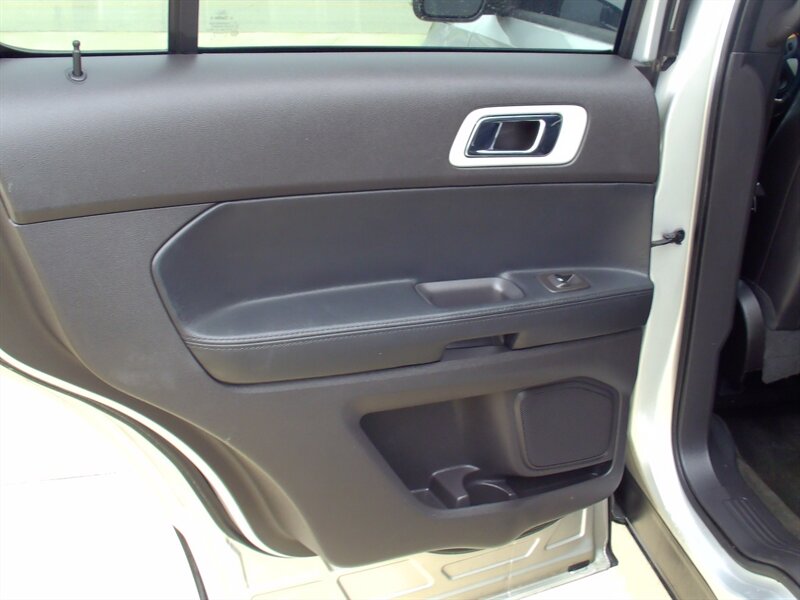 2014 Ford Explorer XLT - Photo 13 - Pleasant Valley, MO 64068