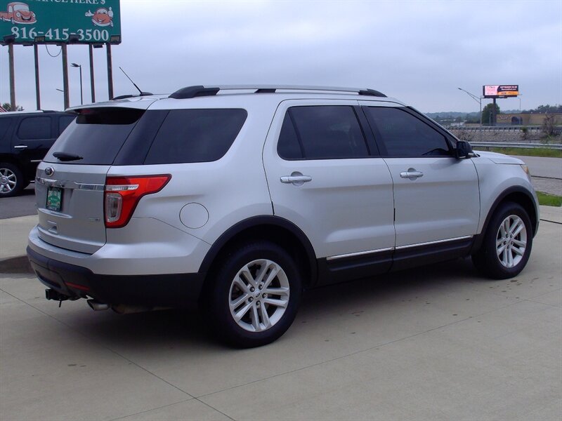2014 Ford Explorer XLT - Photo 5 - Pleasant Valley, MO 64068