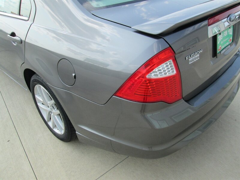 2010 Ford Fusion SEL   - Photo 23 - Pleasant Valley, MO 64068