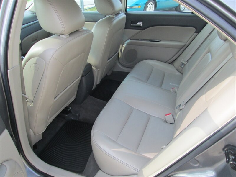 2010 Ford Fusion SEL   - Photo 12 - Pleasant Valley, MO 64068