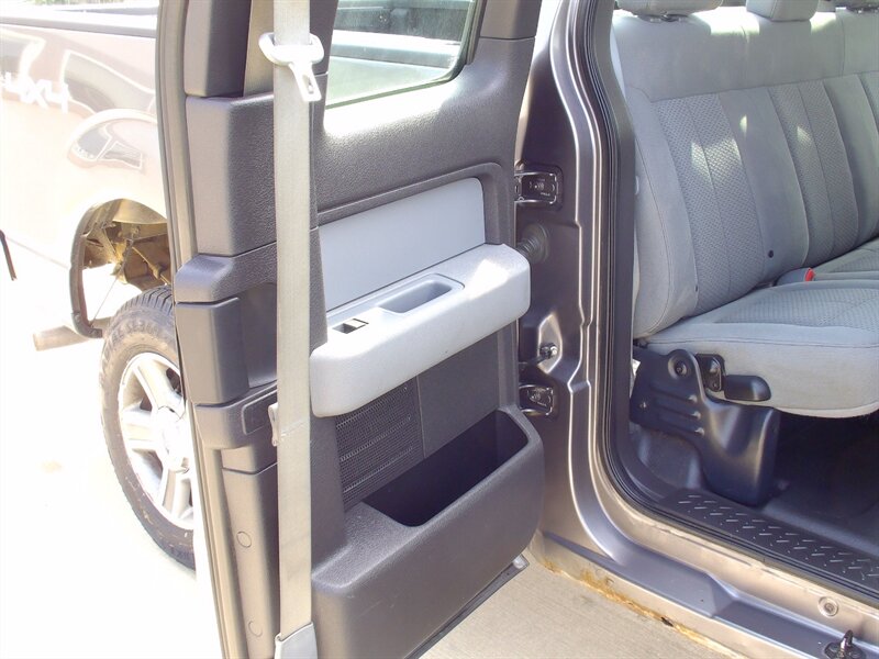 2013 Ford F-150 XLT - Photo 17 - Pleasant Valley, MO 64068
