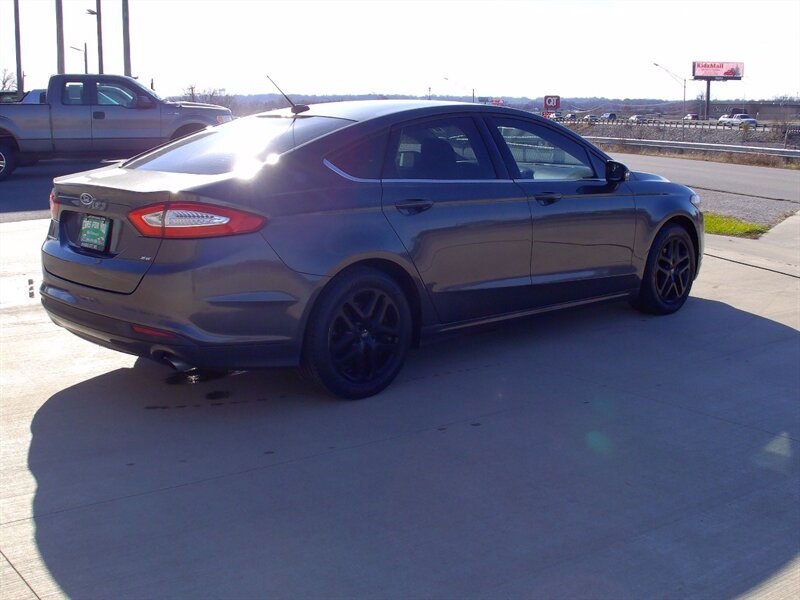 2016 Ford Fusion SE   - Photo 5 - Pleasant Valley, MO 64068