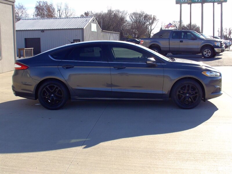 2016 Ford Fusion SE   - Photo 4 - Pleasant Valley, MO 64068