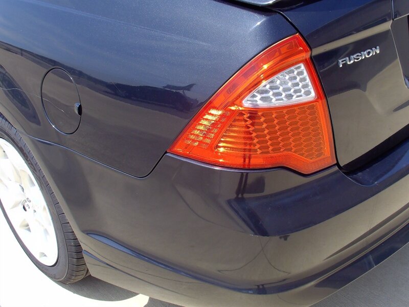 2011 Ford Fusion SE   - Photo 23 - Pleasant Valley, MO 64068