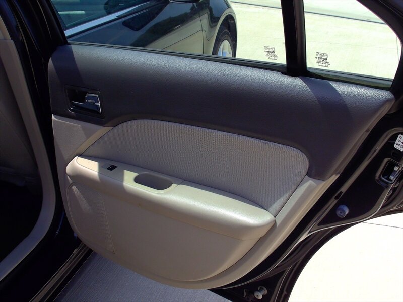 2011 Ford Fusion SE   - Photo 18 - Pleasant Valley, MO 64068