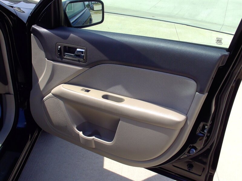 2011 Ford Fusion SE   - Photo 16 - Pleasant Valley, MO 64068