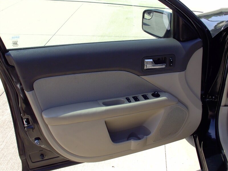 2011 Ford Fusion SE   - Photo 11 - Pleasant Valley, MO 64068