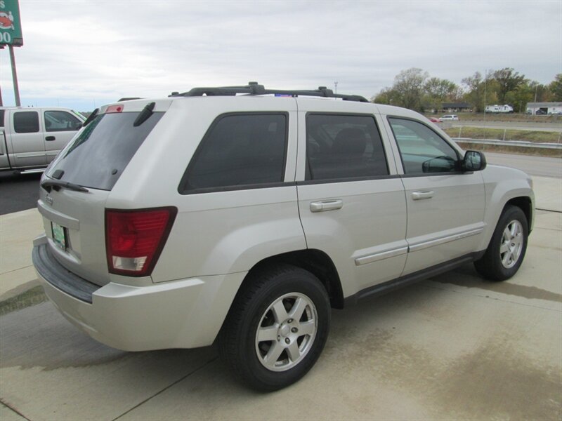 2010 Jeep Grand Cherokee Laredo   - Photo 5 - Pleasant Valley, MO 64068