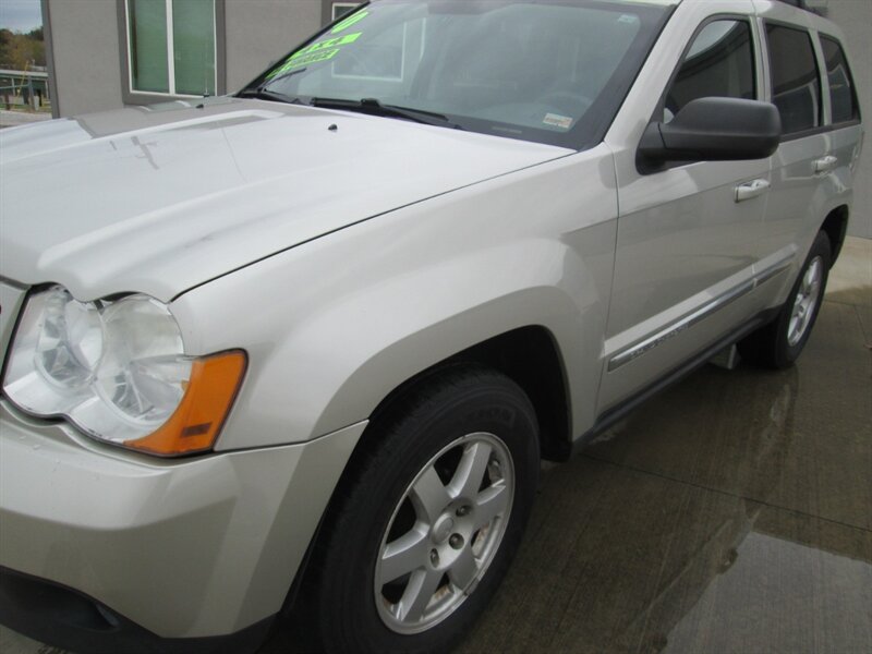 2010 Jeep Grand Cherokee Laredo   - Photo 18 - Pleasant Valley, MO 64068