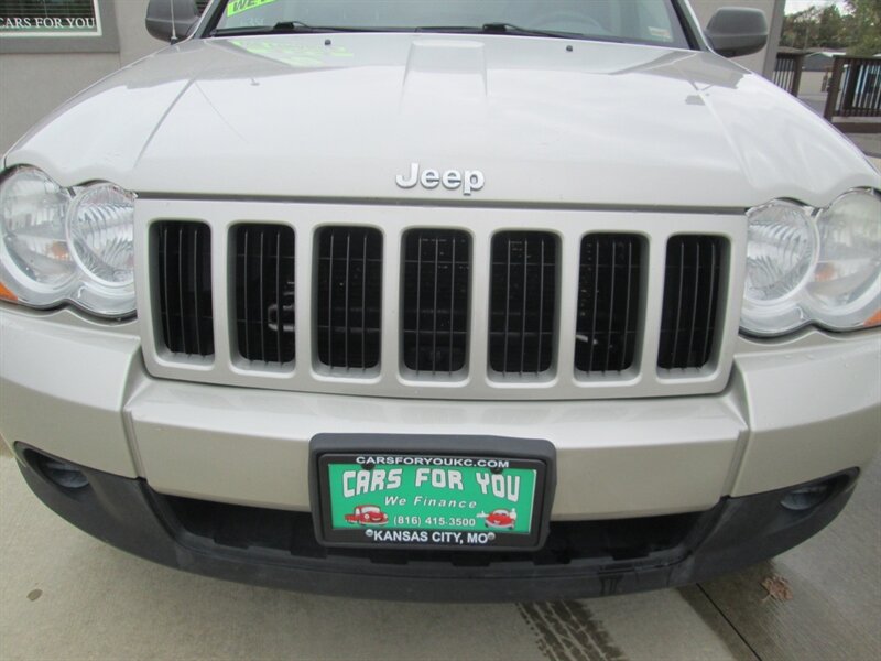 2010 Jeep Grand Cherokee Laredo   - Photo 19 - Pleasant Valley, MO 64068