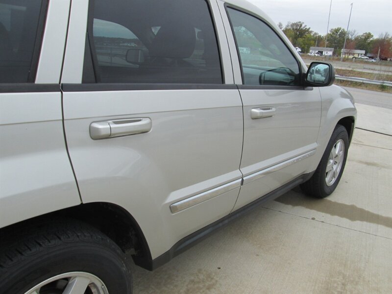 2010 Jeep Grand Cherokee Laredo   - Photo 22 - Pleasant Valley, MO 64068