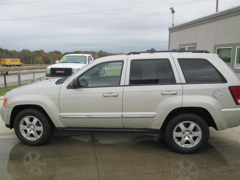 2010 Jeep Grand Cherokee Laredo   - Photo 8 - Pleasant Valley, MO 64068