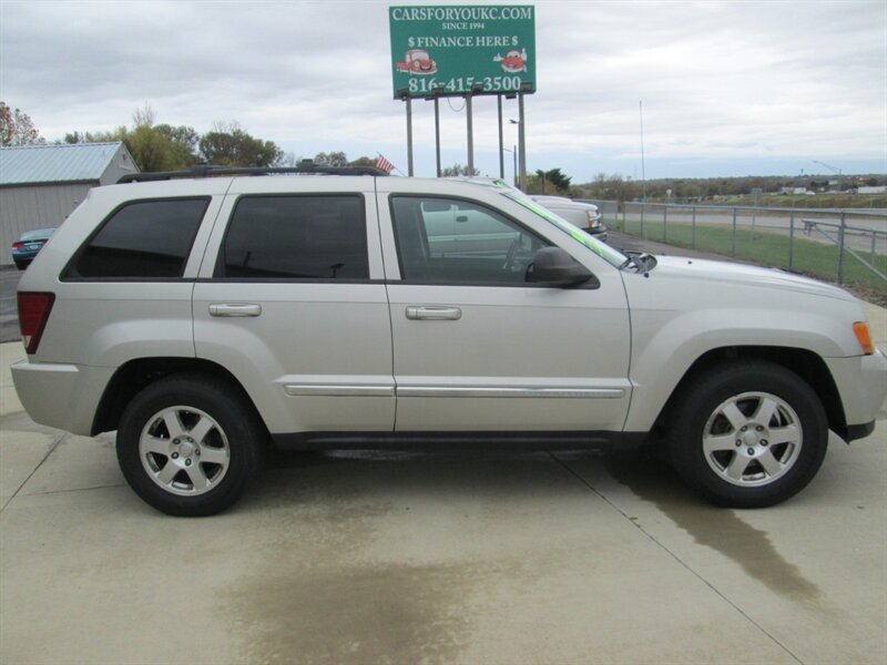 2010 Jeep Grand Cherokee Laredo   - Photo 4 - Pleasant Valley, MO 64068