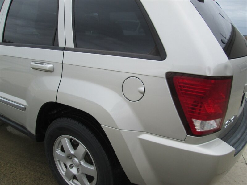 2010 Jeep Grand Cherokee Laredo   - Photo 15 - Pleasant Valley, MO 64068